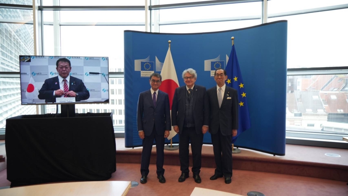 Group photo of the Second Meeting of the Japan-EU Digital Partnership Council. From right, Digital Minister Kono, European Commissioner Breton, and Minister for Internal Communications Matsumoto. On the screen on the right is Parliamentary Vice-Minister for Economy, Trade and Industry Ishii.