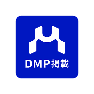 DMP掲載マークの画像。青色の四角背景に、白色でMのマークが描かれ、その下にDMP掲載と書かれている