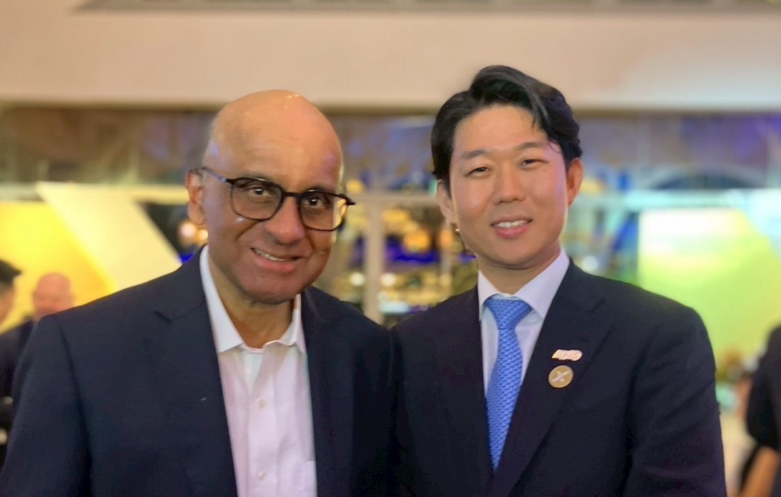 President Tharman on the left, and Vice-Minister Kishi on the right.