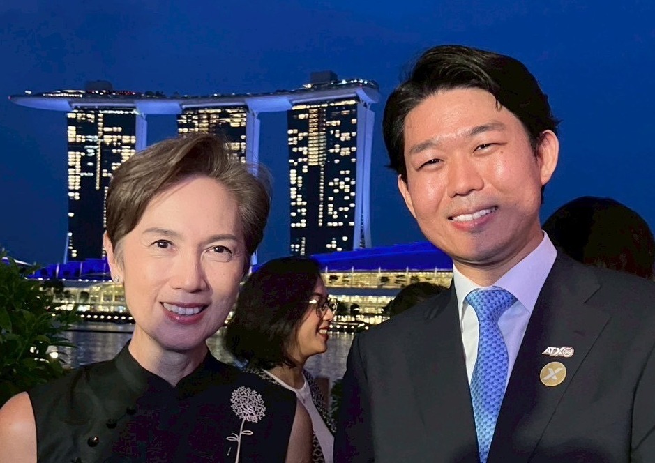 Photo taken at the event hosted by President Tharman. Minister for Digital Development and Information Teo on the left and Vice-Minister Kishi on the right.
