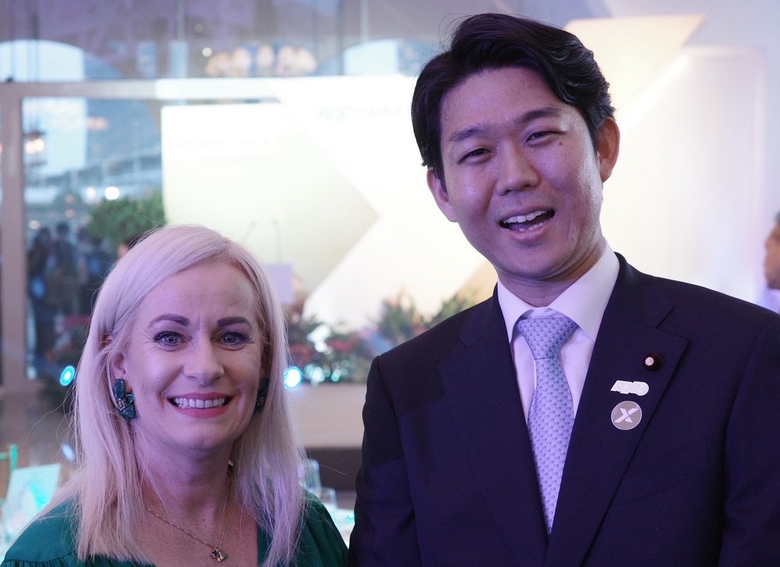 Minister of State for Trade Promotion, Artificial Intelligence and Digital Transformation Smith on the left, and Vice-Minister Kishi on the right.