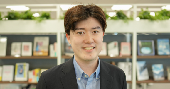 松野 知紀(まつの ともき)さんの写真。正面を向いて上半身が写っている