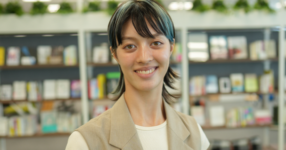 梅田 安菜(うめだ あんな)さんの写真。正面を向いて上半身が写っている