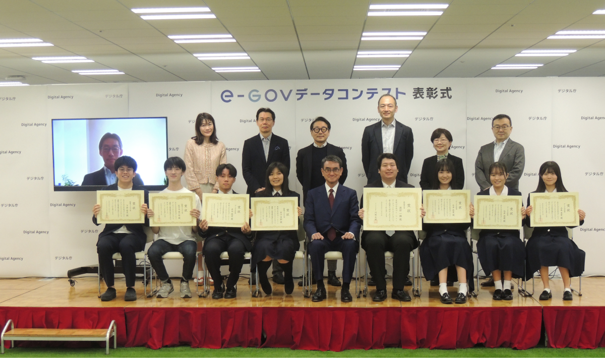 Group photo of Minister Kono, judges, and winners