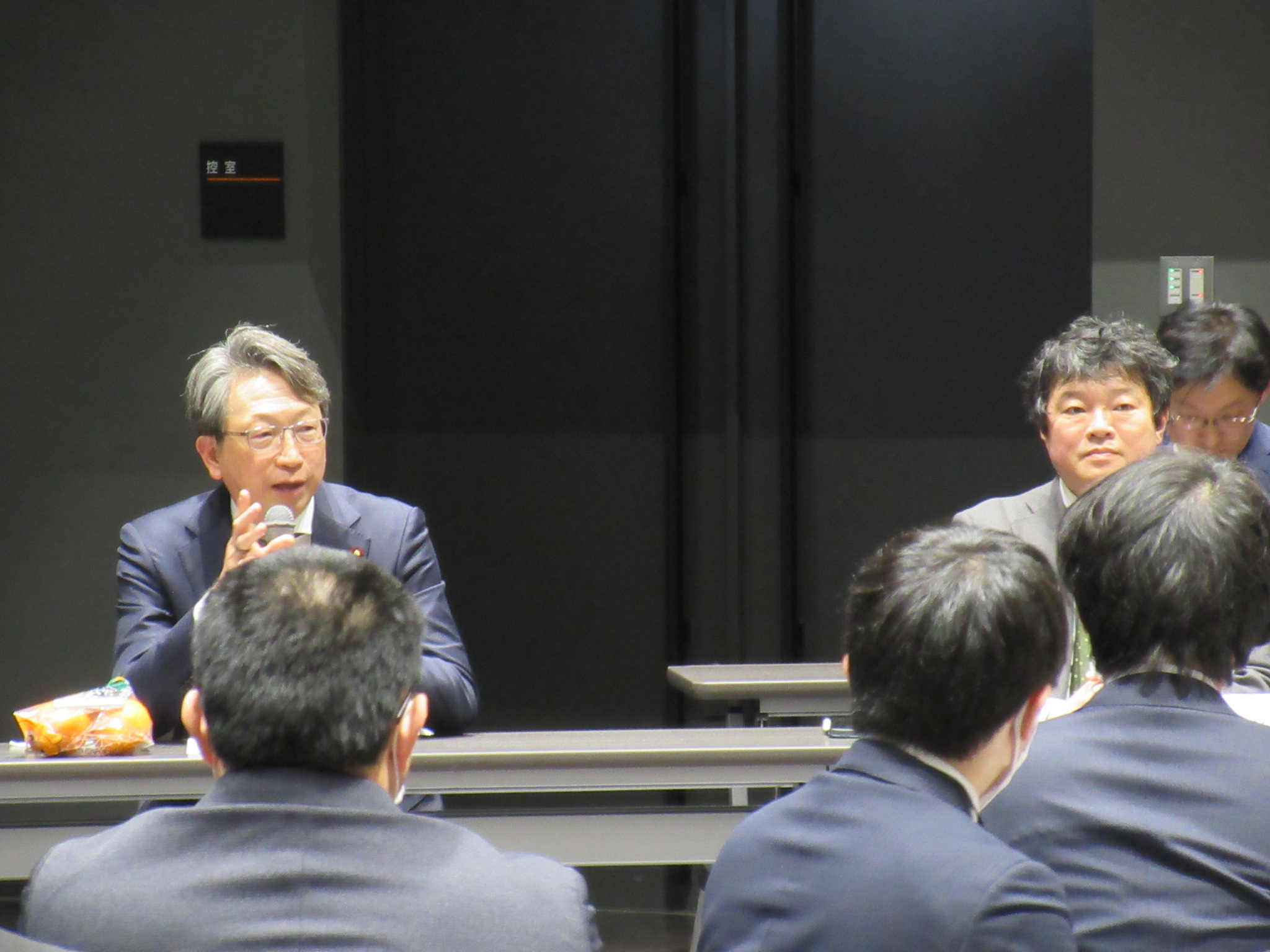 The way Mr. Taira, Minister for Digital Transformation, is talking about the general review of the AI Ideathon. 