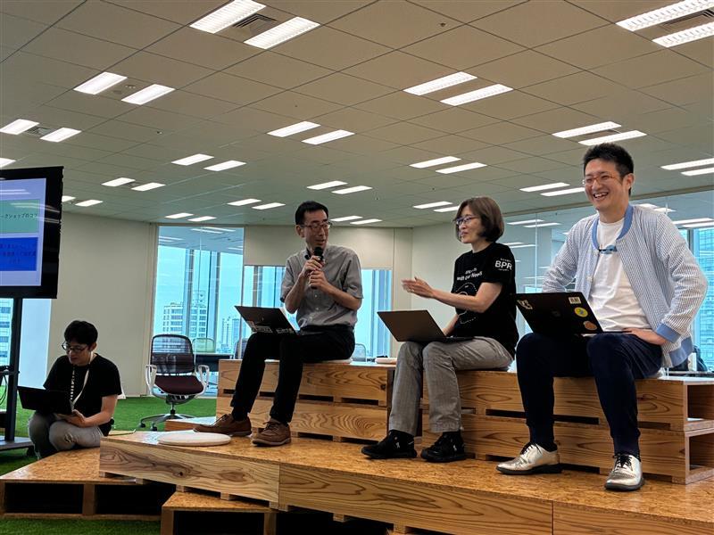 Photo of three advisors giving a talk session to the audience