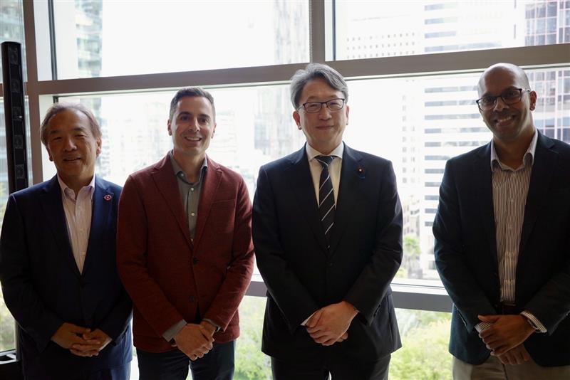 Photo of Digital Minister Taira standing with Mr. Osumi, the Consul General of Japan in San Francisco and the head of AI-related companies.