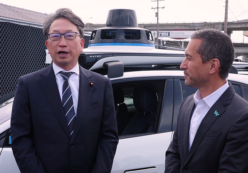 Interview photo of Digital Minister Taira on the left and a representative from Robotaxi on the right.