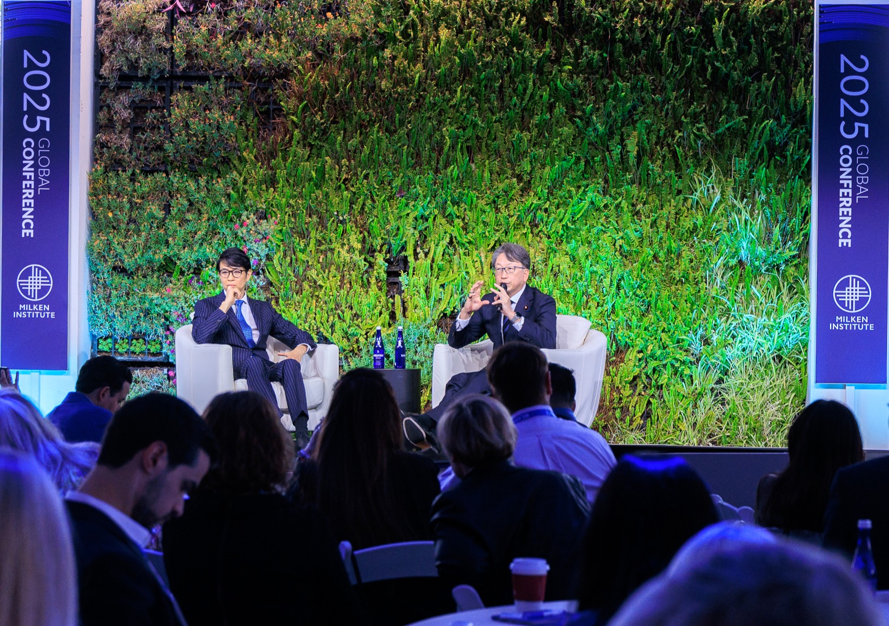 Photo of Digital Minister Taira speaking at the session.  He is on the right and Mizuno CEO on the left.