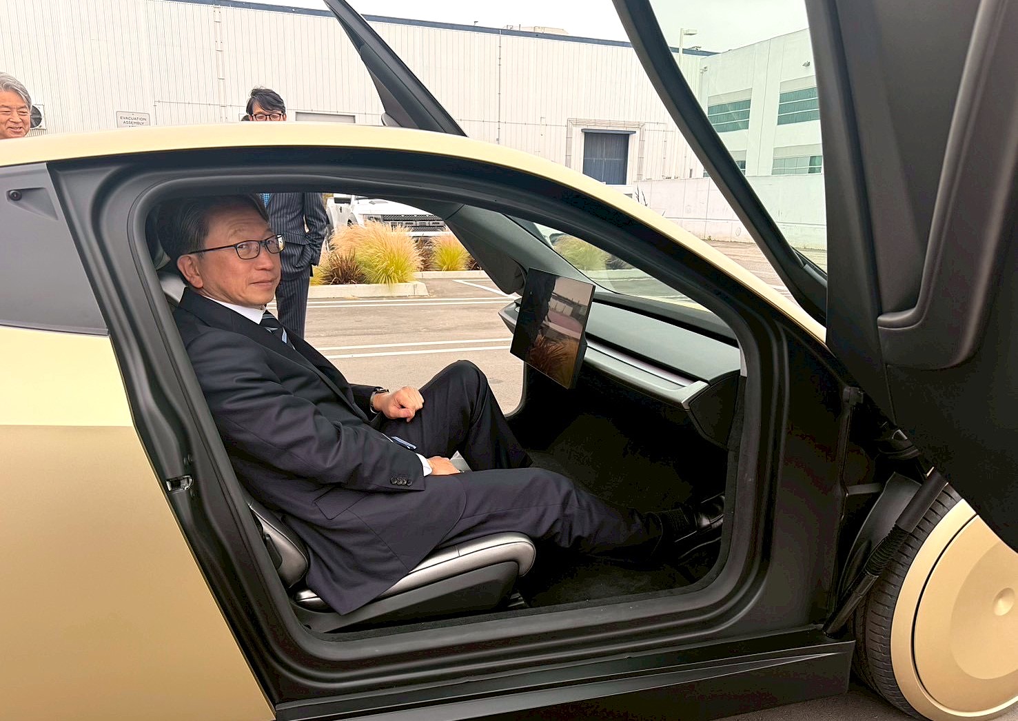 Photo of Digital Minister Taira takes a test drive of an automated driving car that will be offered as a service in the future.
