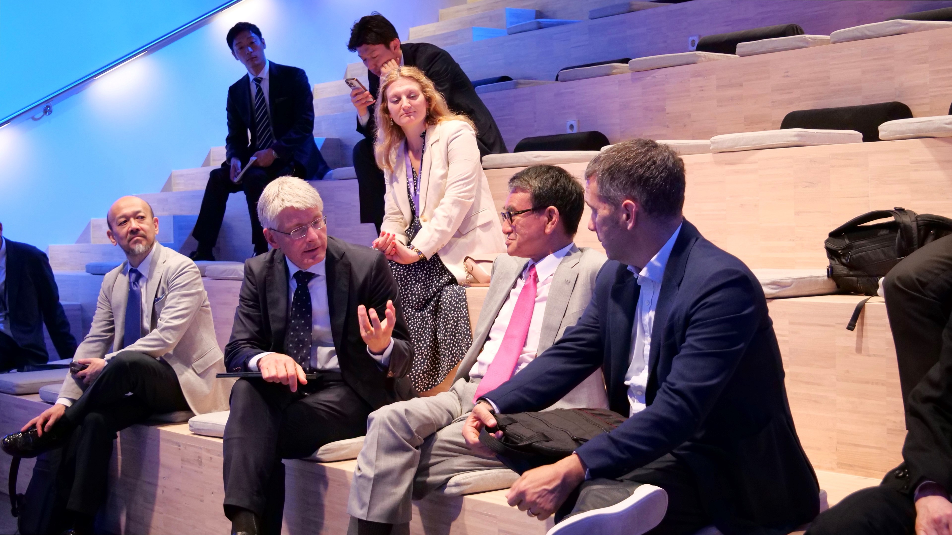 Photo of Minister Kono discussing with the the participants from the digital companies.