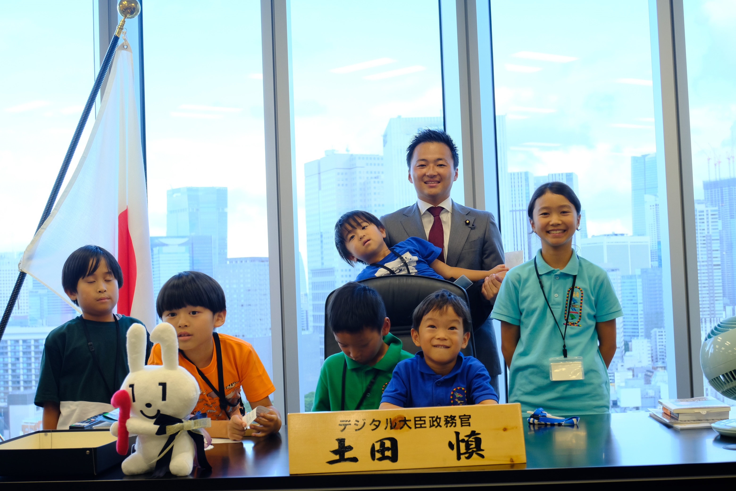 Dependents taking a commemorative photo with Parliamentary Vice-Minister Minister for Digital Transformation Tsuchida