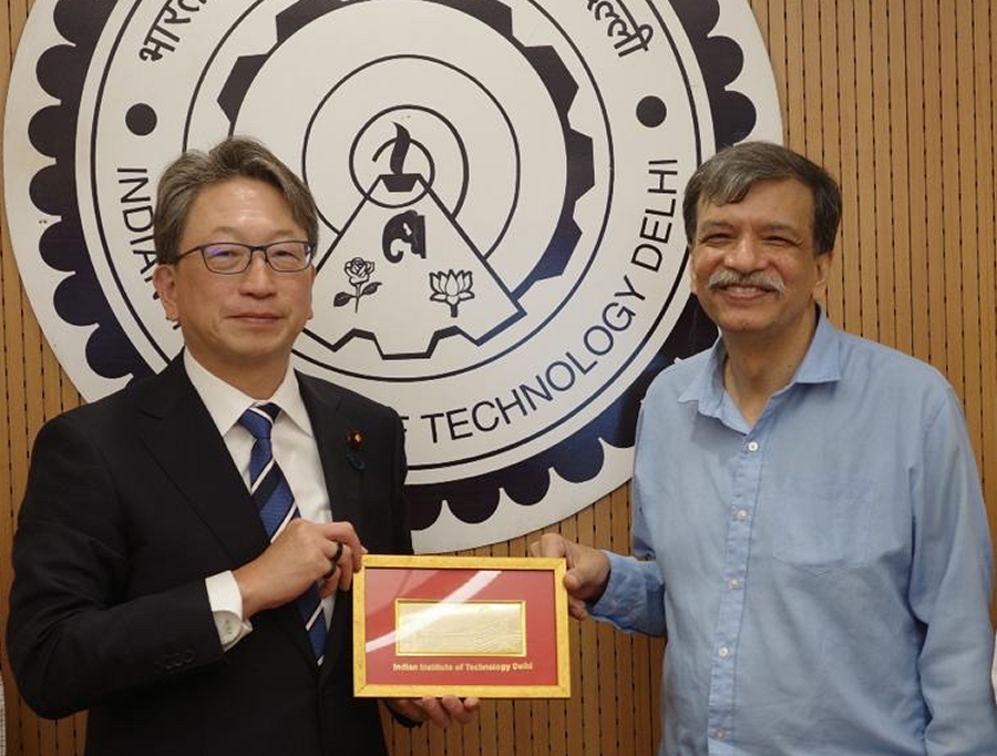 Photo of Minister Taira (left) with Professor Rangan Banerjee , Director of IIT Delhi (right) during their discussions at the Indian Institute of Technology (IIT).