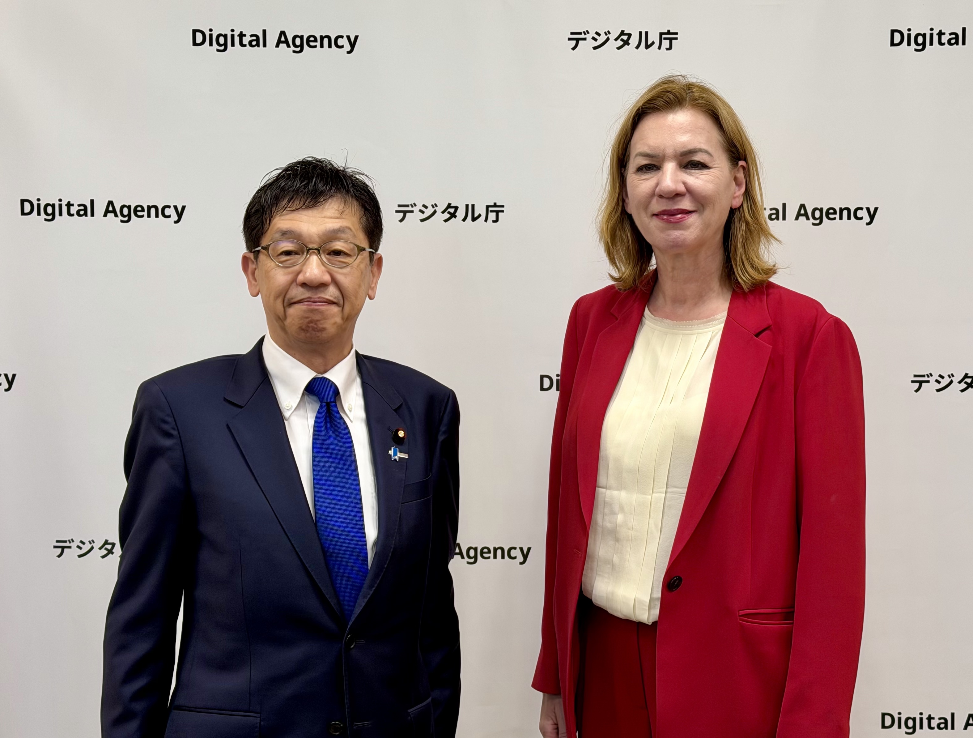 Photo of Minister for Digital Transformation Matsumoto and Ms. Petra Sigmund, Ambassador Extraordinary and Plenipotentiary of the Federal Republic of Germany to Japan. On the left is Minister Matsumoto, and on the right is Ambassador Sigmund.
