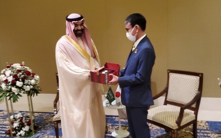 Photo of Minister Kono (right) and Minister of Communications & Information Technology, Abdullah Amer Alswaha (left).