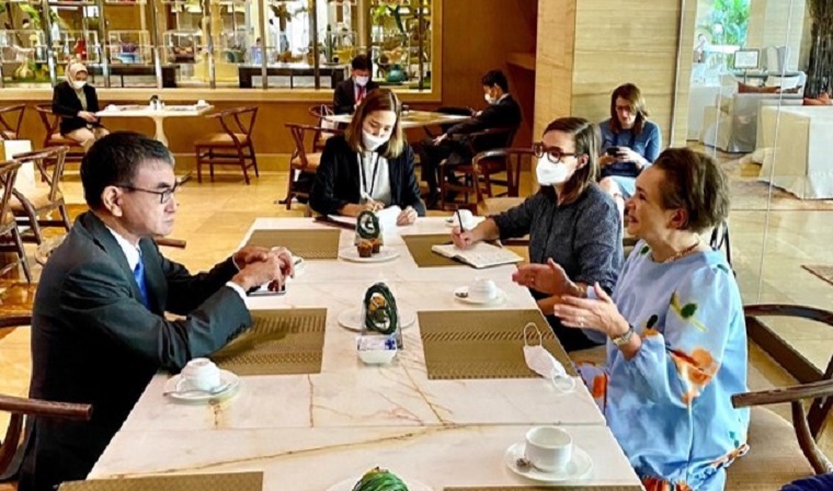 Photo of Minister Kono discussing with Minister for Digitalisation van Huffelen.