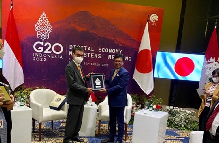 Minister Kono (left) and Minister of Communication and Informatics, Johnny Plate (right).