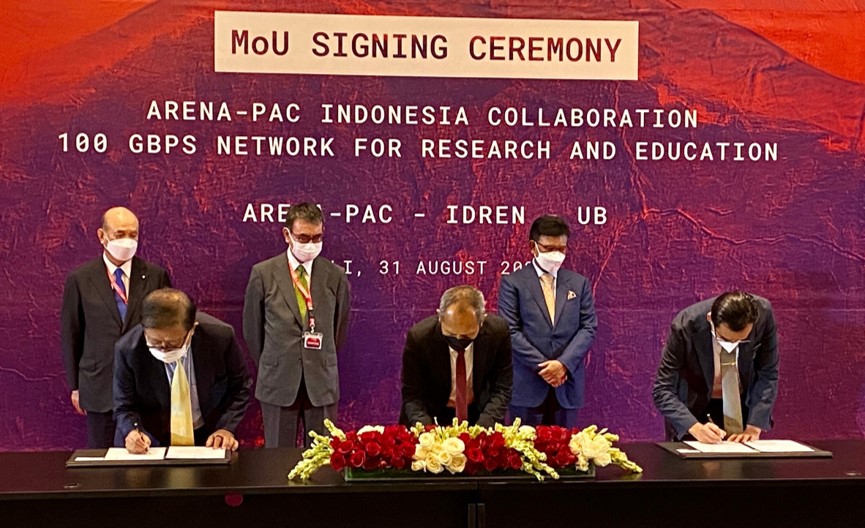Minister Kono observing the signing ceremony of a Memorandum of Understanding (MoU) among the Asia-Pacific Research and Education Network (ARENA-PAC), the Indonesian Research and Education Network, and Universitas Brawijaya.