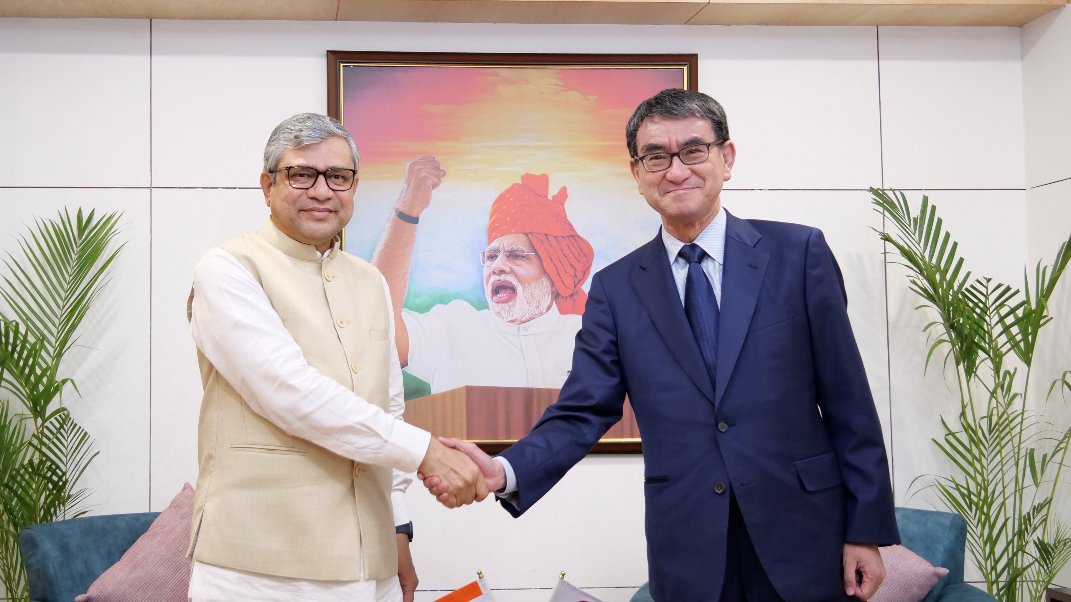 Photo of Minister Kono and Minister Vaishnaw in India, shaking hands.