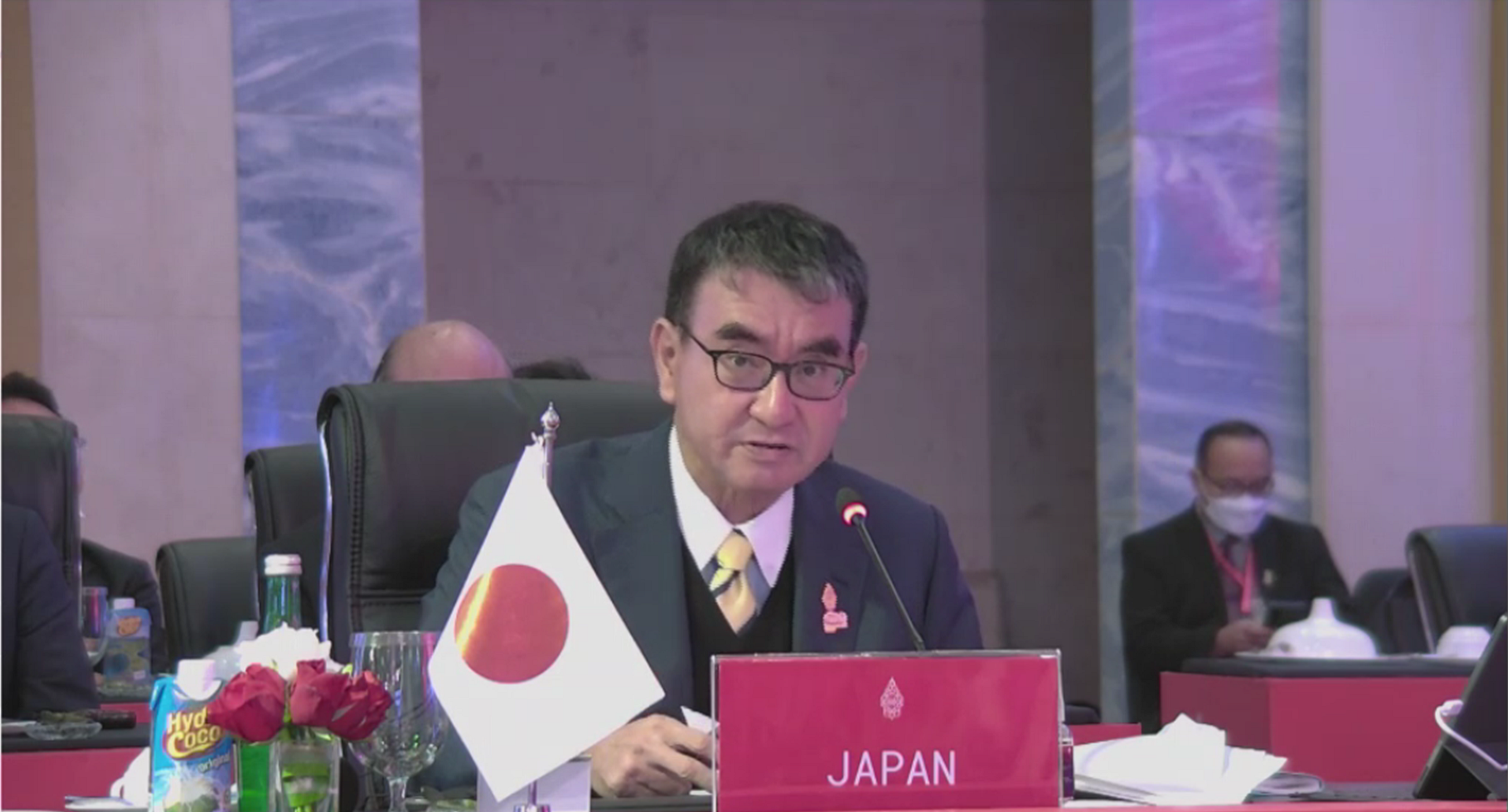 Minister Kono presenting at the G20 Digital Economy Ministers’ Meeting.