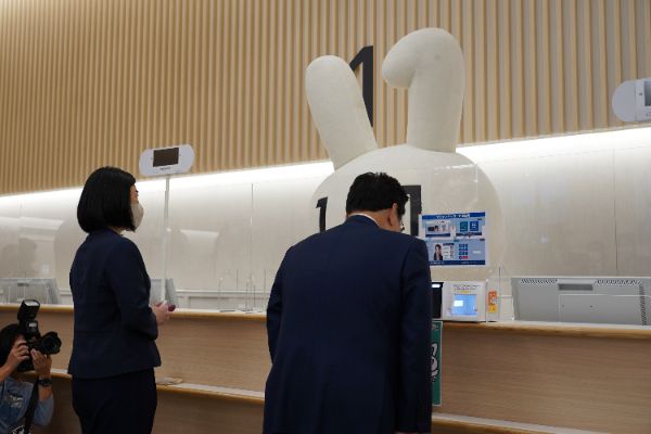 Makishima Minister for Digital Transformation and Goto Minister of Health, Labour and Welfare are demonstrating online credential verification