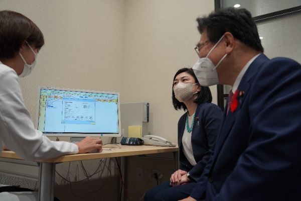 Makishima Minister for Digital Transformation and Goto Minister of Health, Labour and Welfare are demonstrating online credential verification
