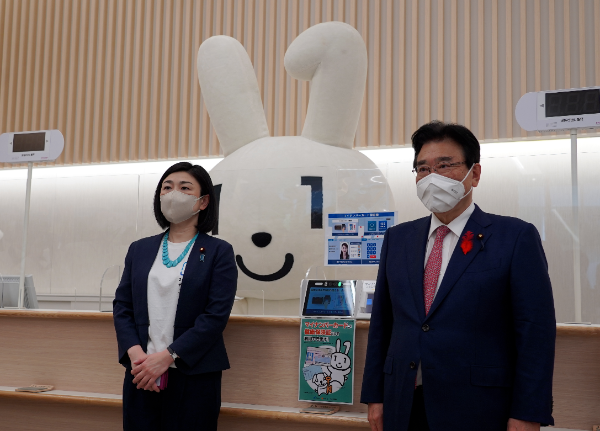 Makishima Minister for Digital Transformation and Goto Minister of Health, Labour and Welfare are demonstrating online credential verification