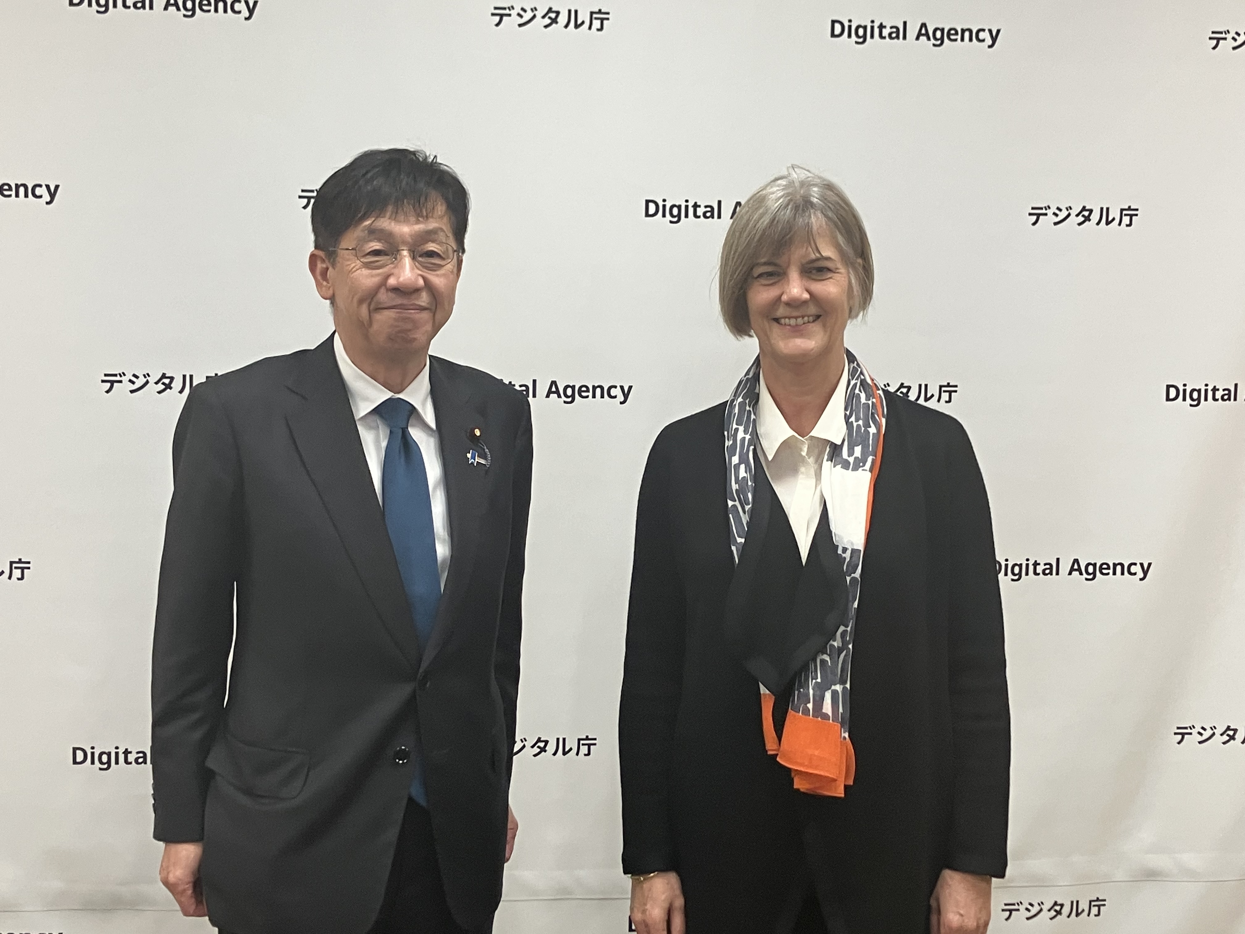 松本デジタル大臣(左)とジュリア・ロングボトム駐日英国大使(右)