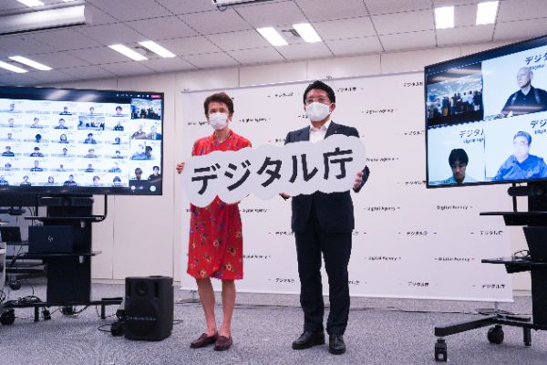 Yoko Ishikura Chief Officer of the Digital Agency and HIRAI Takuya Minister for Digital Transformation are taking a commemorative photo with the Digital Agency logo.