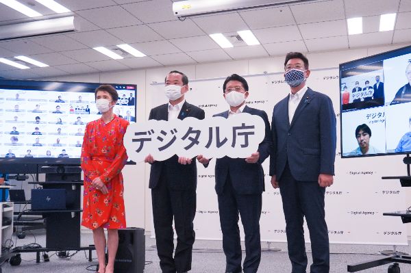 Chief Officer of the Digital Agency Yoko Ishikura, Senior Vice Minister of Digital Hisayuki Fujii, Minister for Digital Transformation HIRAI Takuya and Parliamentary Vice-Minister of Minister for Digital Transformation Shohei Okashita pose for a commemorative photo with the Digital Agency logo.
