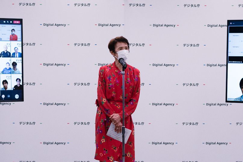 Yoko Ishikura and Chief Officer of the Digital Agency greet each other.