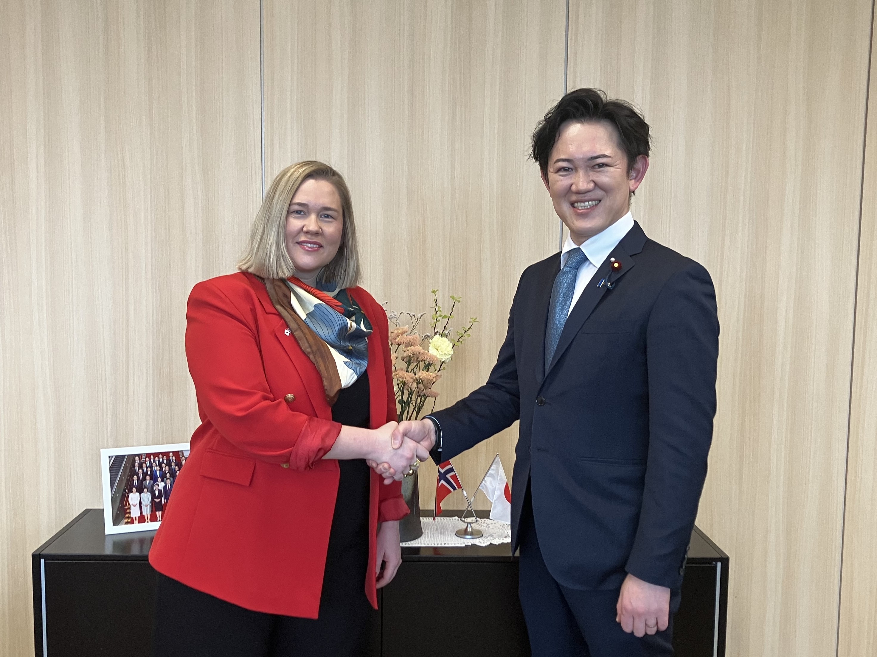 川崎デジタル大臣政務官とマルテ・イングル ノルウェー王国デジタル・行政省副大臣の写真。左にマルテ・イングル ノルウェー王国デジタル・行政省副大臣、右に川崎デジタル大臣政務官が立っており、二人が握手をしている。
