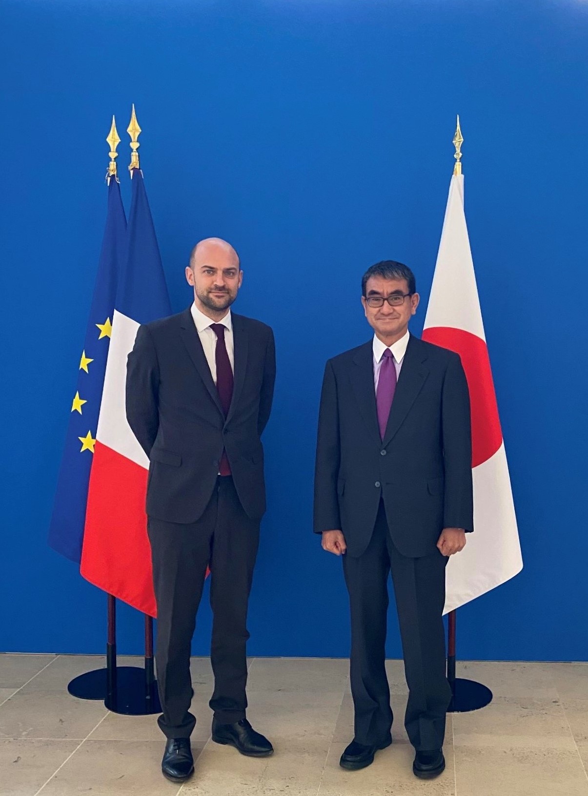 Minister Kono (right) and Minister of State for Digital Transition and Telecommunications Barrot (left) standing side by side.