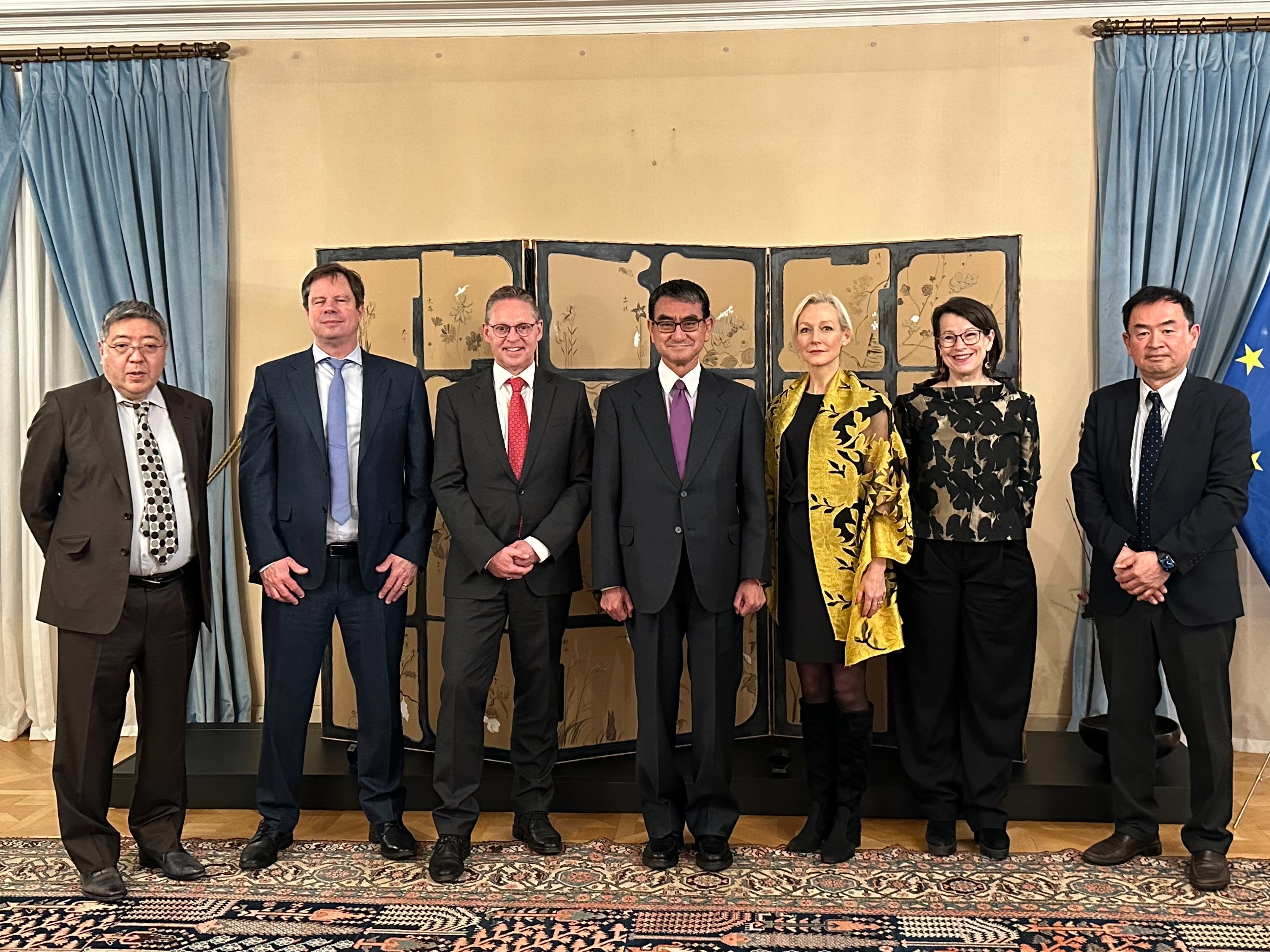 Group photo: Minister Kono standing at the center.