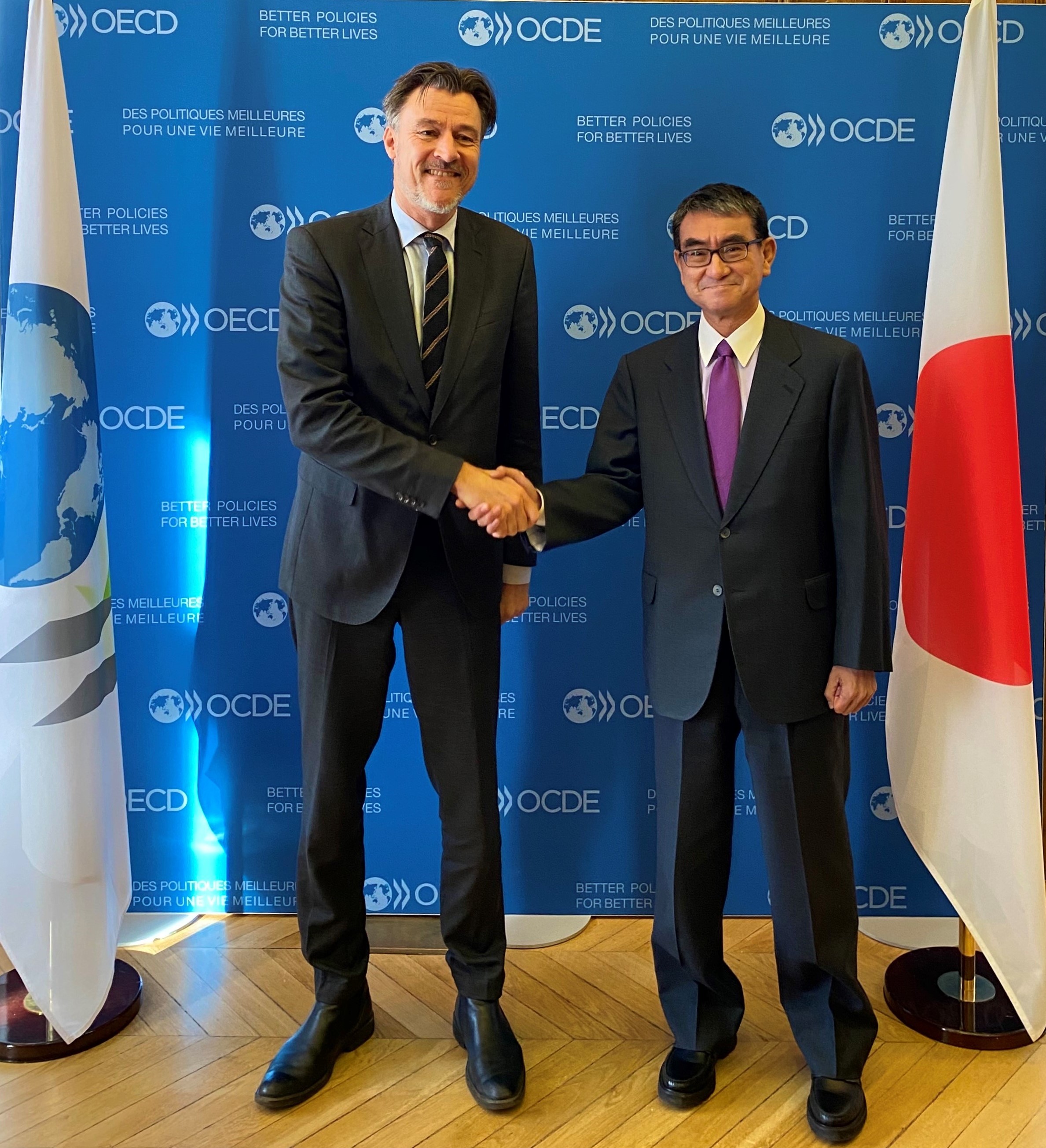 Minister Kono (right) and Under-Secretary-General Annegret Knutsen (left) shaking hands
