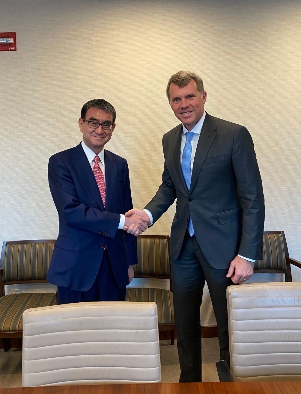 Minister Kono (left) and Ambassador of Large Fick (right) shaking hands