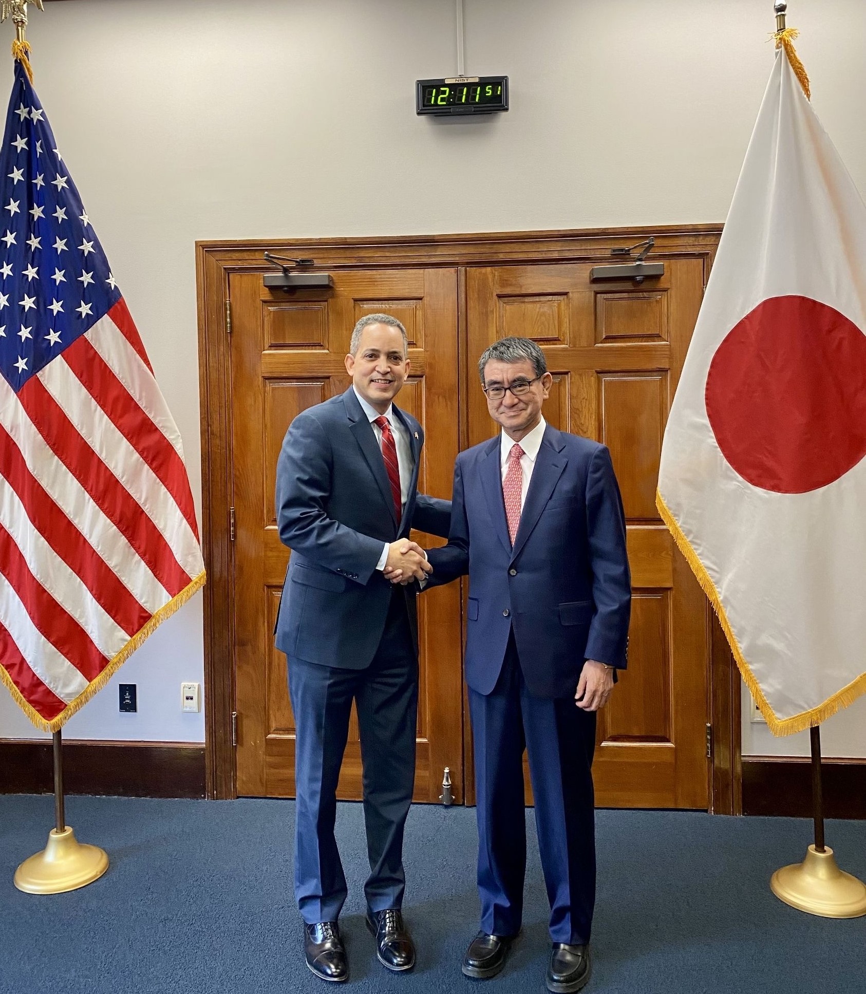 Minister Kono (right) and Deputy Secretary of Commerce Graves (left) shaking hands