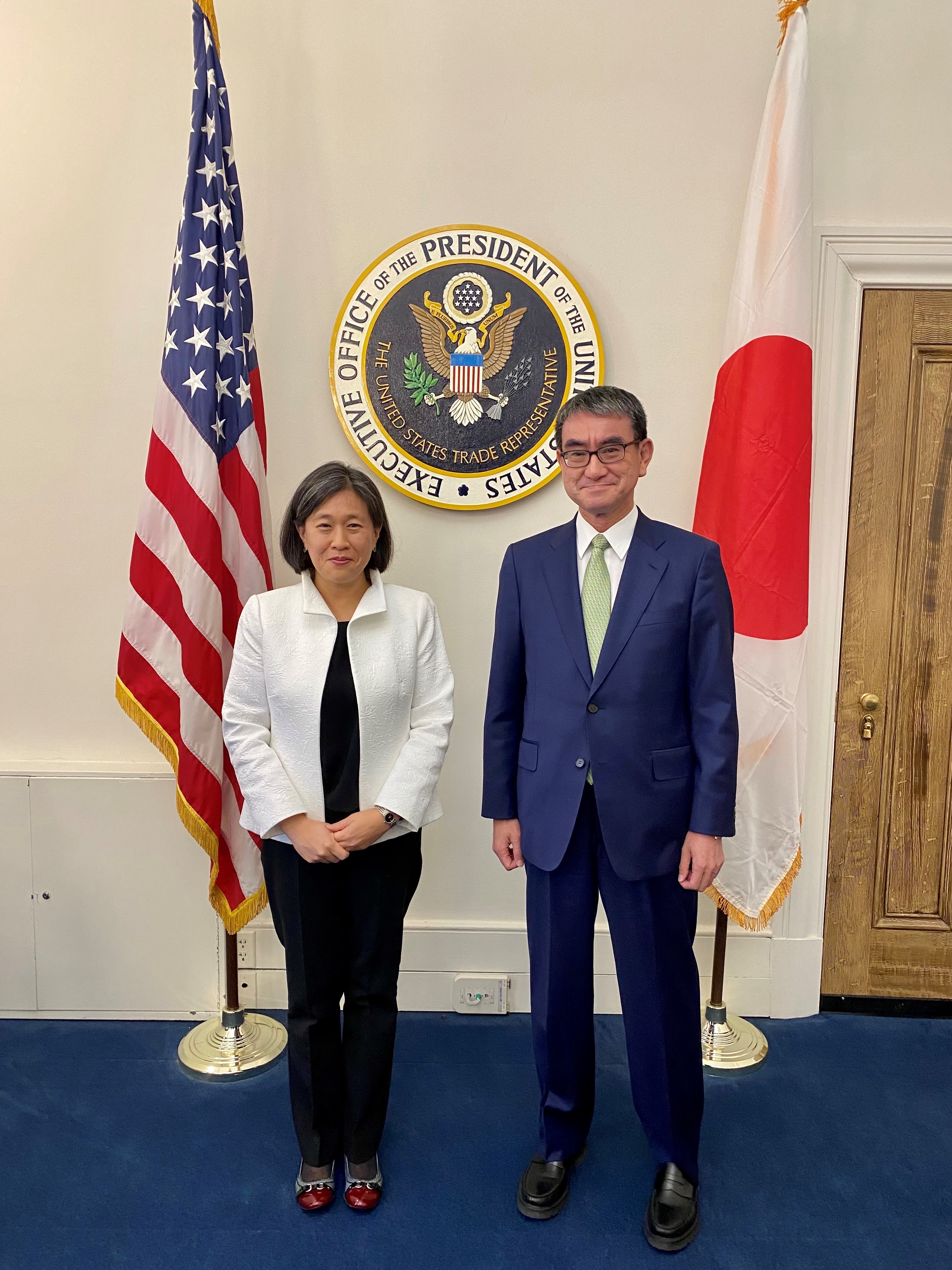 Minister Kono (right) and Ambassador Tai (left) standinge side by side