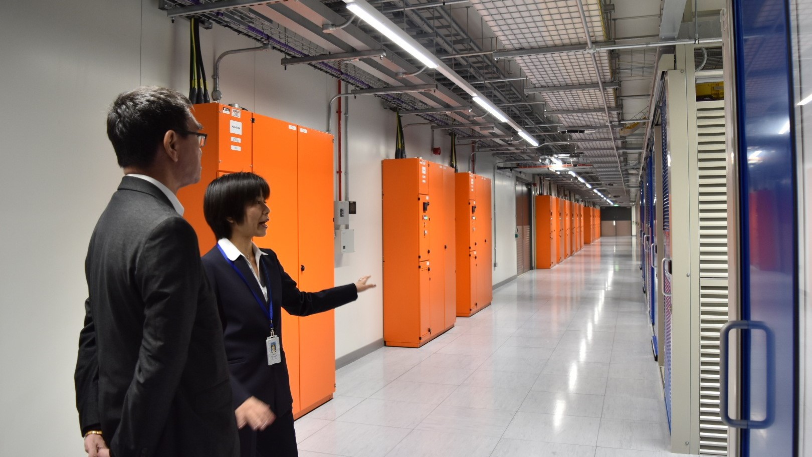 Minister Kono receiving the explanation of the facilities.