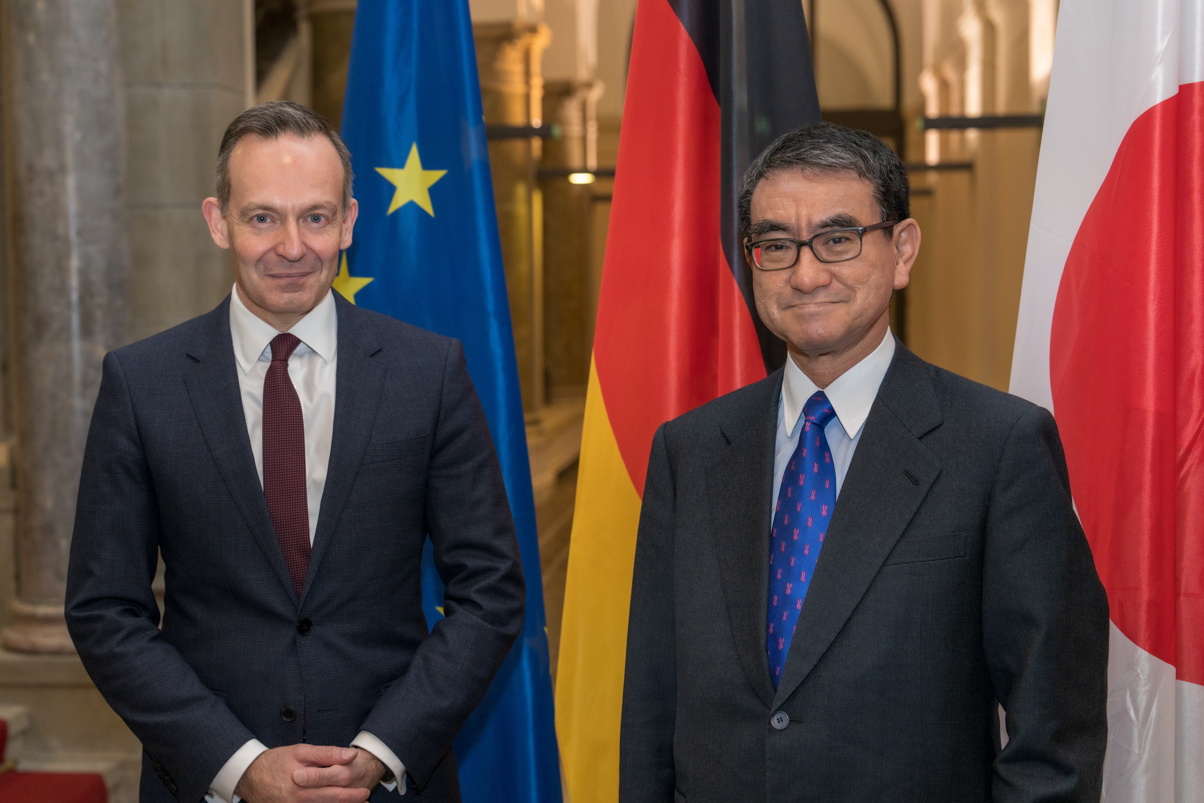 Minister Kono (right) and Minister Vissing (left) standing side by side