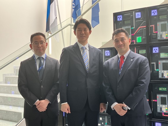 Photo with the representatives of the NATO Cooperative Cyber Defence Centre of Excellence (CCDCOE). Parliamentary Vice-Minister Kishi in the center.