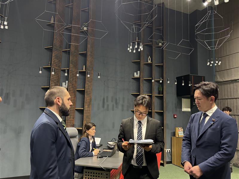 法務局を視察する川崎デジタル大臣政務官(右)