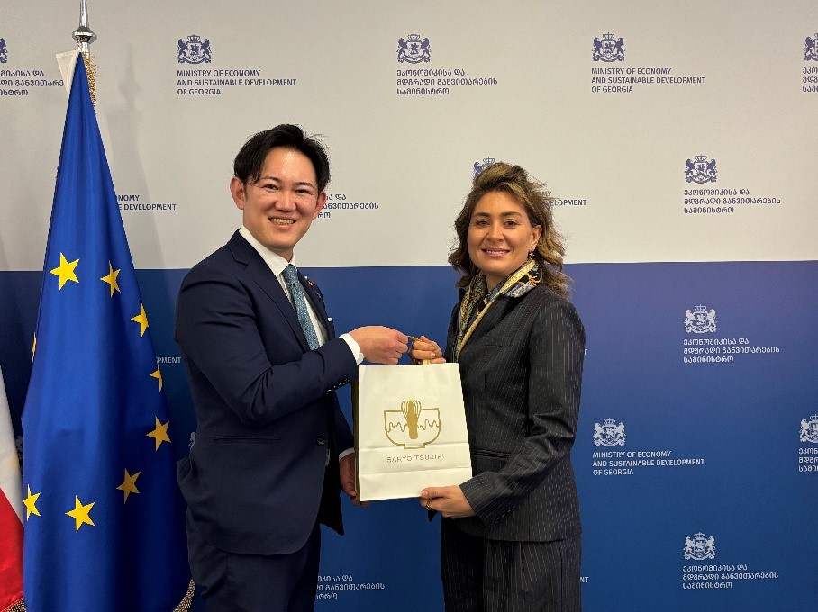 川崎デジタル大臣政務官(左)と経済・持続的発展省イオセリアニ次官(右)