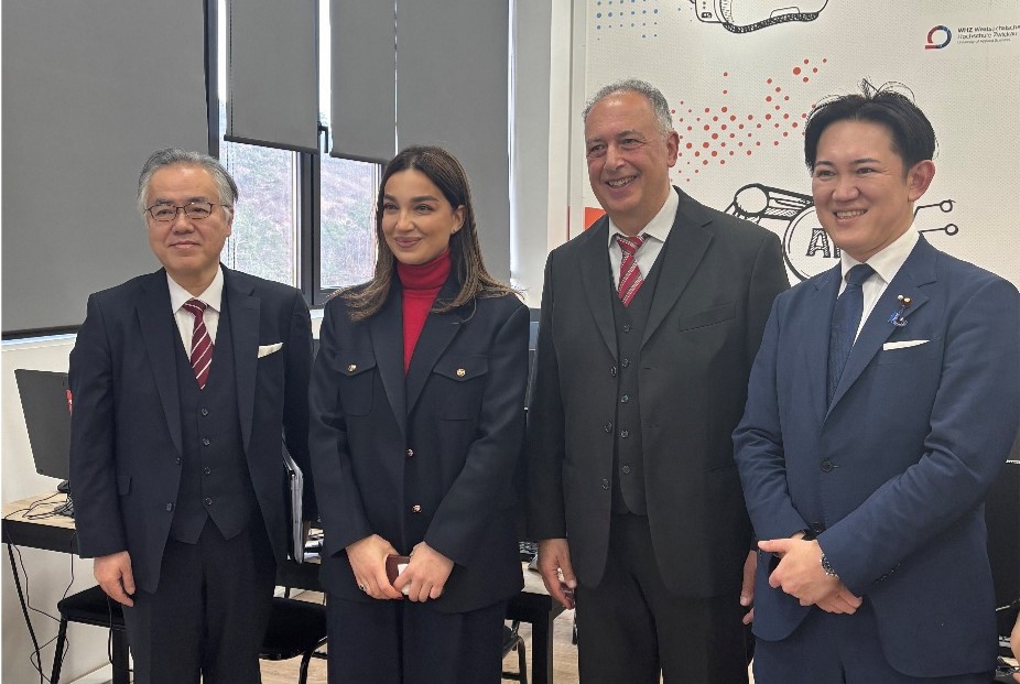 川崎デジタル大臣政務官(右から1番目)とビジネス・テクノロジー大学エヌキゼ学長(左から2番目)