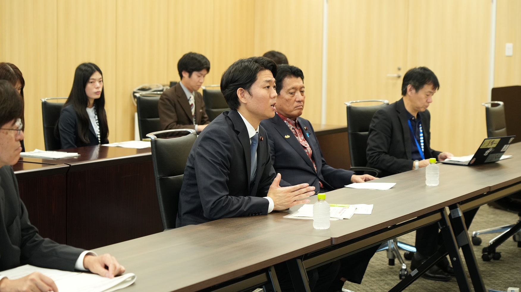 Vice-Minister Kishi exchanging views with the Spain-Japan Parliamentary Group of the Senate of Spain.