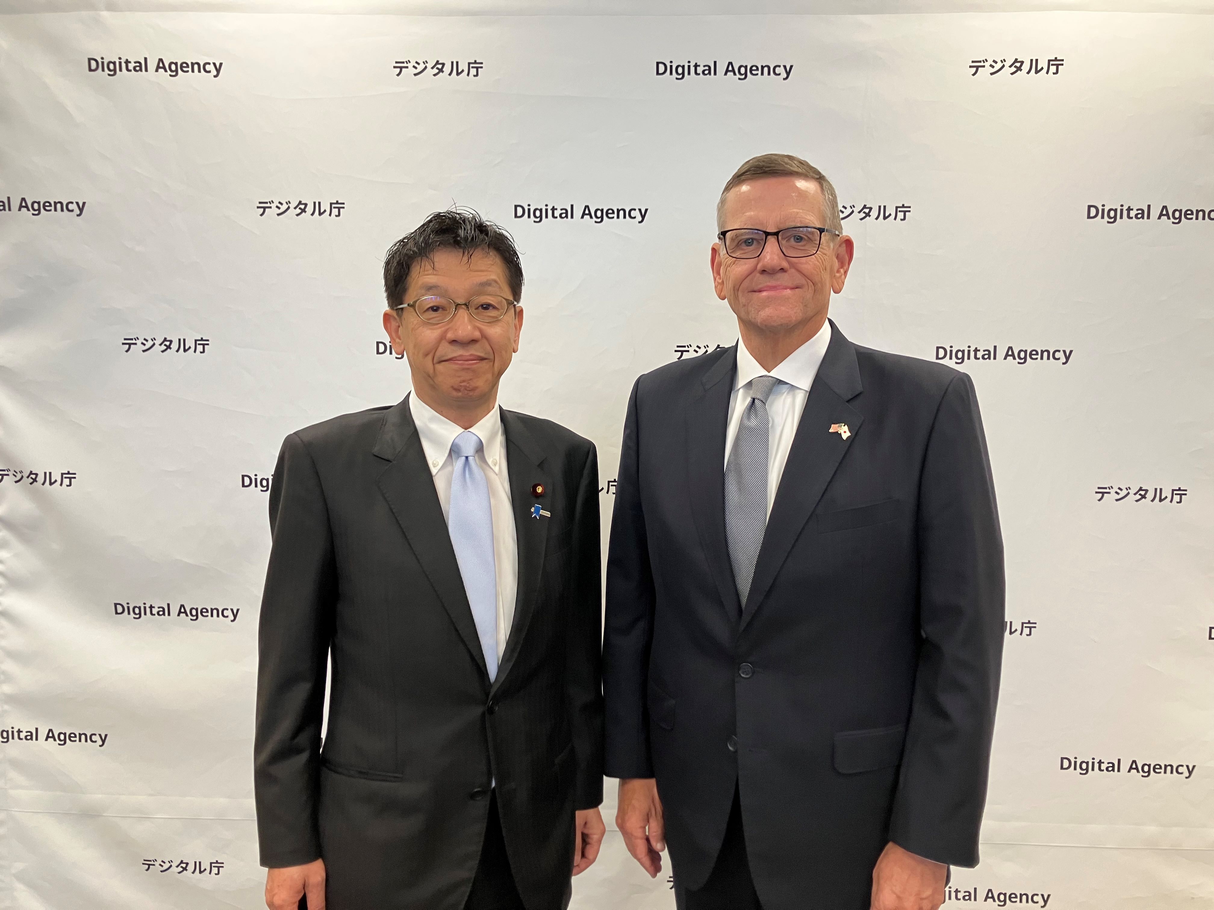 Photo of Minister Matsumoto and Chair of the U.S.-Japan Business Council, David Goeckeler. They stand side by side.