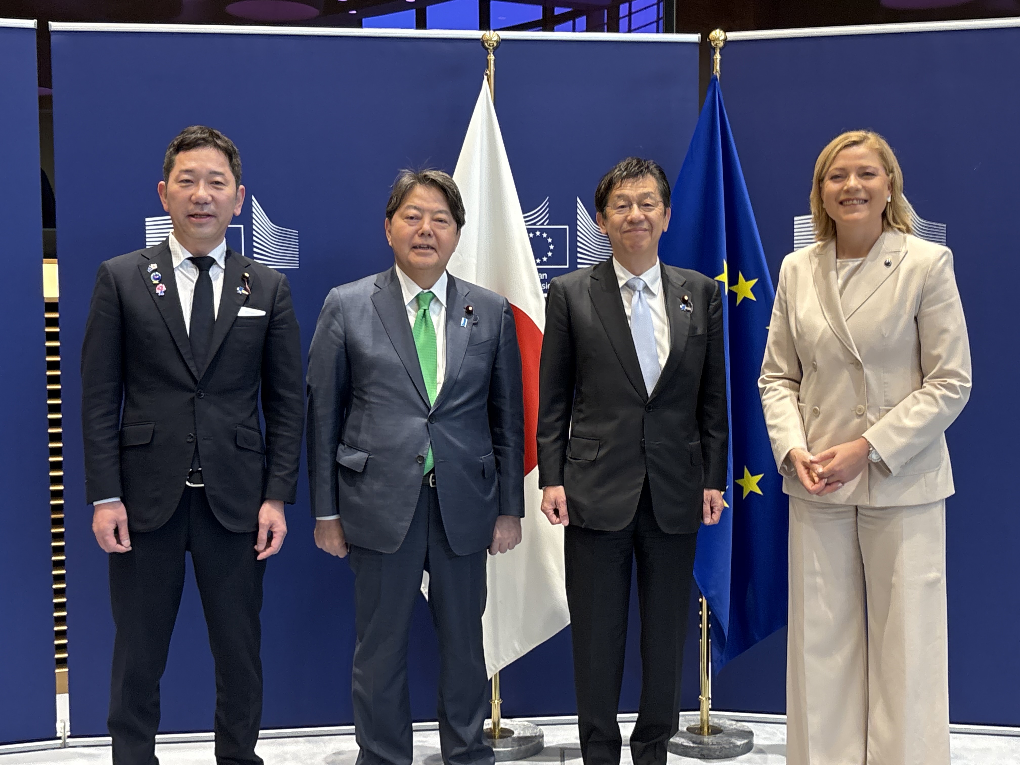 Photo from left to right: Parliamentary Vice-Minister of Economy, Trade and Industry Ochi, Minister for Internal Affairs and Communications Hayashi, Minister for Digital Transformation Matsumoto, and Executive Vice-President of the European Commission Virkkunen, standing side-by-side. The Japanese and EU flags are in the background.
