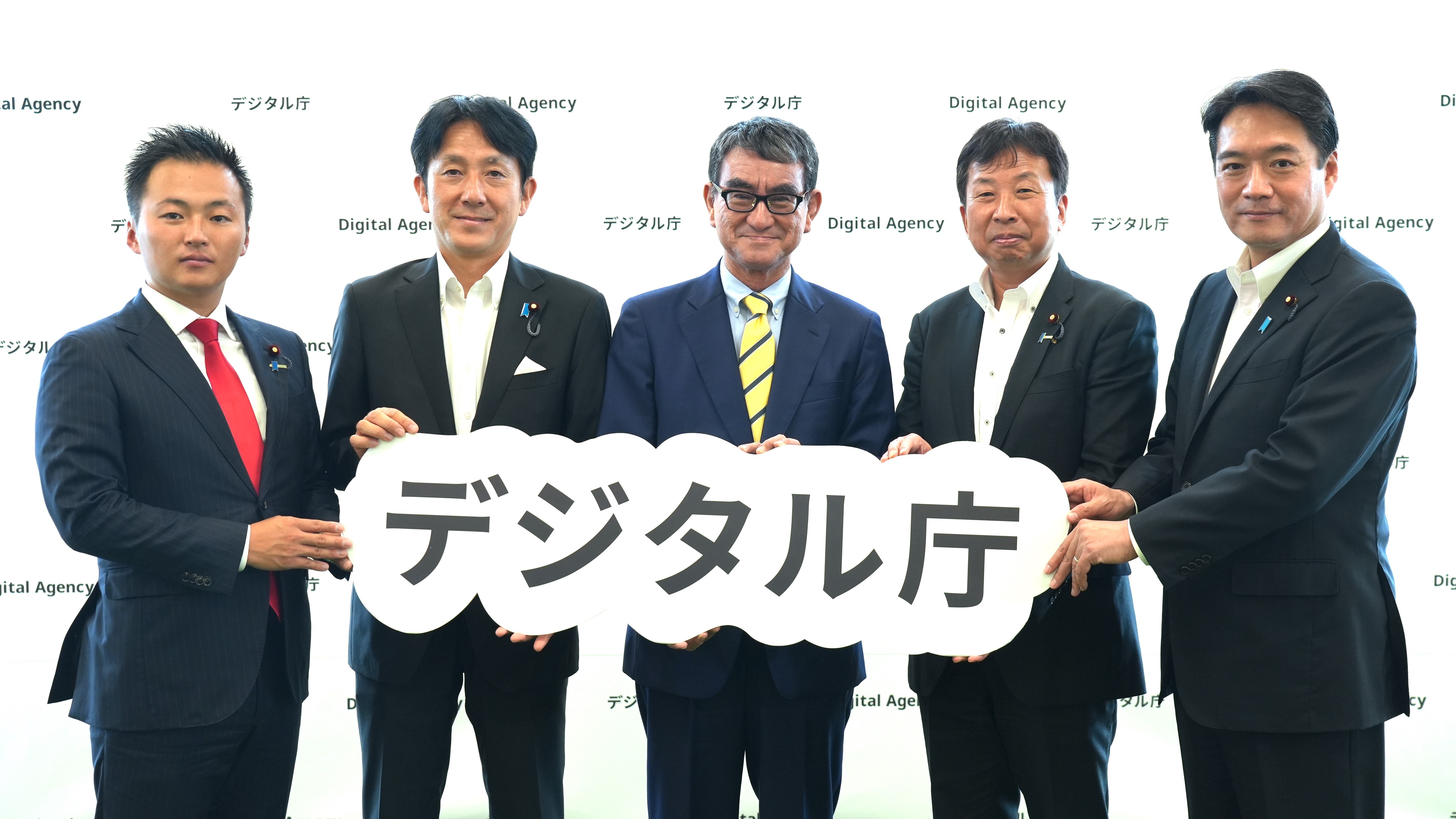 From the left, new Parliamentary Vice-Minister Tsuchida, new Senior Vice-Minister ISHIKAWA, Minister Kono, former Senior Vice-Minister Okushi and former Parliamentary Vice-Minister Ozaki