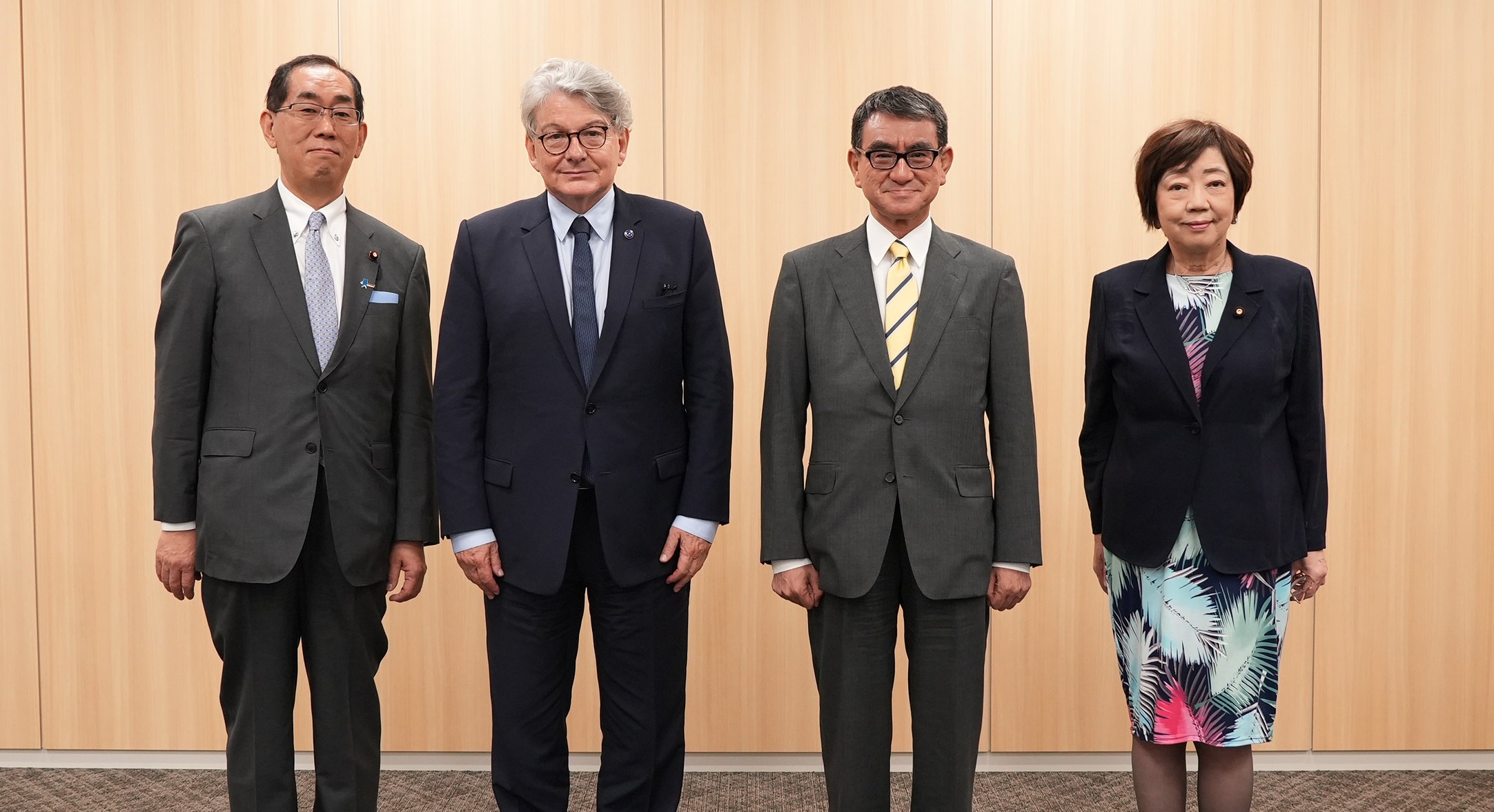 Photo of the 3 participating ministers from Japan (Ministry of Internal Affairs and Communications, Ministry of Economy, Trade and Industry, and Digital Agency) and Mr. Breton.