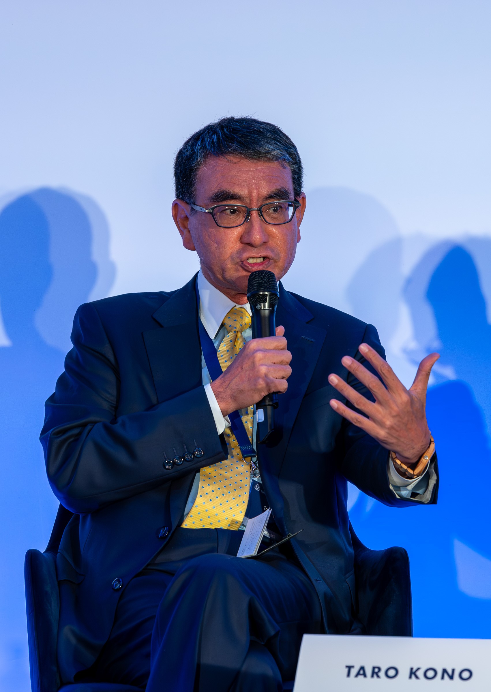 A photo of Minister for Digital Transformation Kono holding a microphone and conversing.